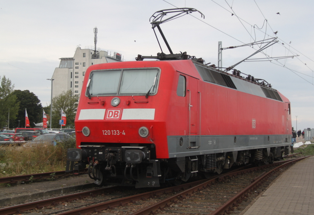 120 133-4 beim Rangieren im Bahnhof Warnemnde spter ging es nach Leipzig zurck.19.09.2015 im Hintergrund ist die Rostocker Wohnfirma Wiro in das ehemalige Diestgebude von Scandlines eingezogen.