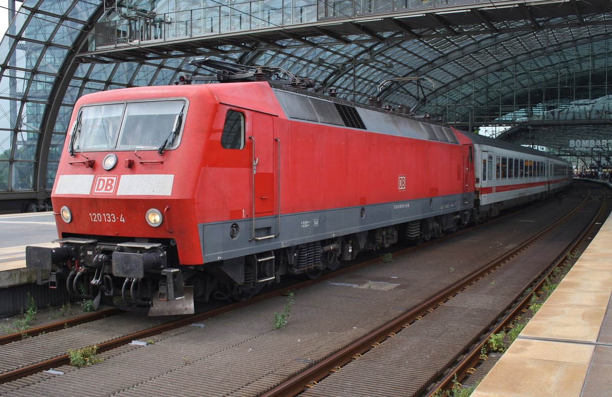 120 133-4 brachte am 31.7.2016 den IC2343 aus Münster(Westf) Hauptbahnhof nach Berlin. Soeben hat sie sich im Hauptbahnhof wieder in Bewegung gesetzt um den Zug die letzten Kilometer zum Ostbahnhof zu bringen.
