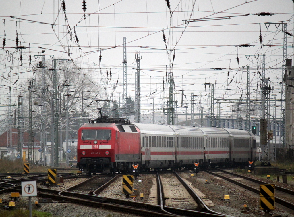120 133-4 mit dem langen  IC 2213(Binz-Stuttgart)bei der Ausfahrt im Rostocker Hbf.28.11.2014 