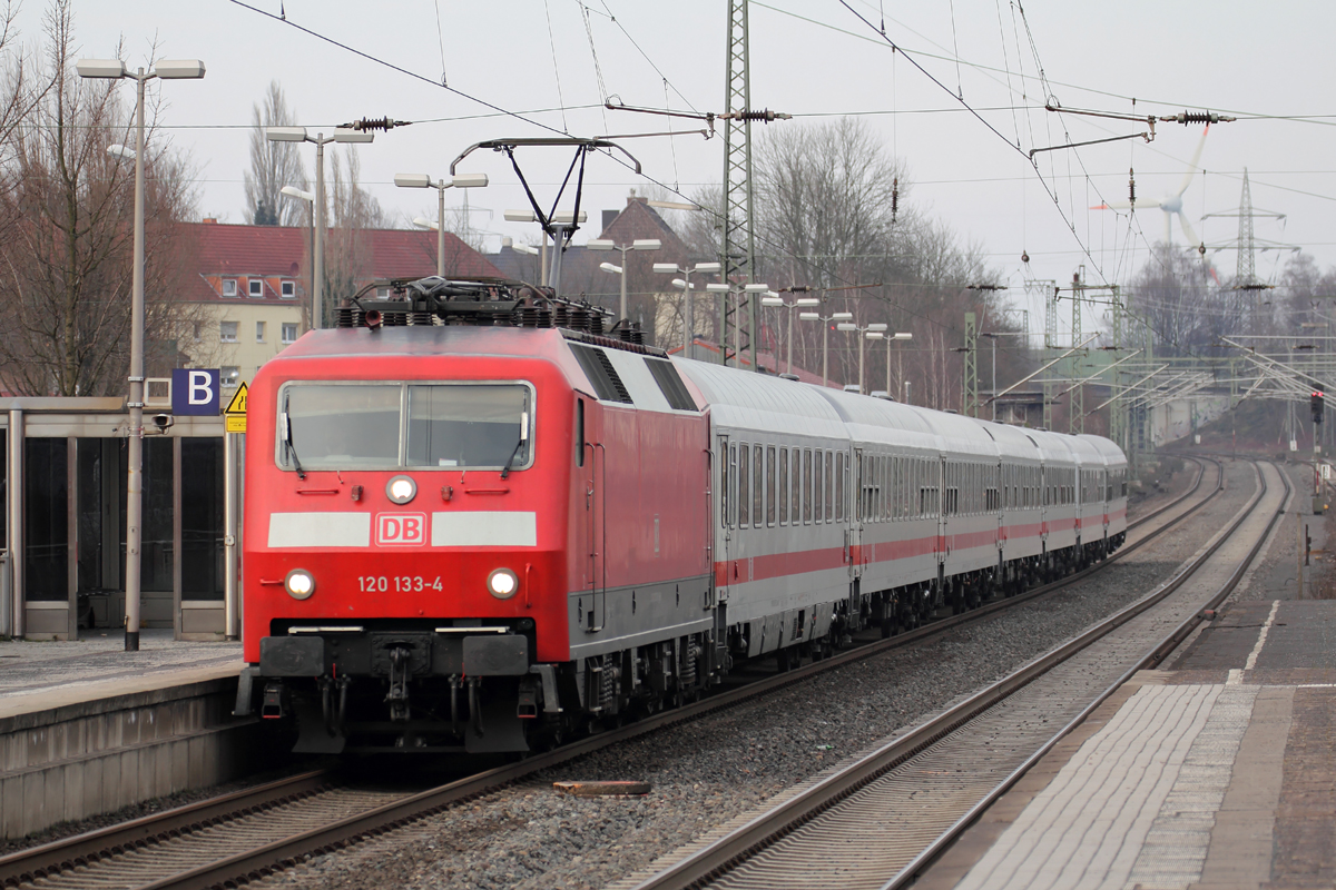 120 133-4 mit IC 2403 nach Aachen Hbf. bei der Einfahrt in Recklinghausen Hbf. 28.2.2016