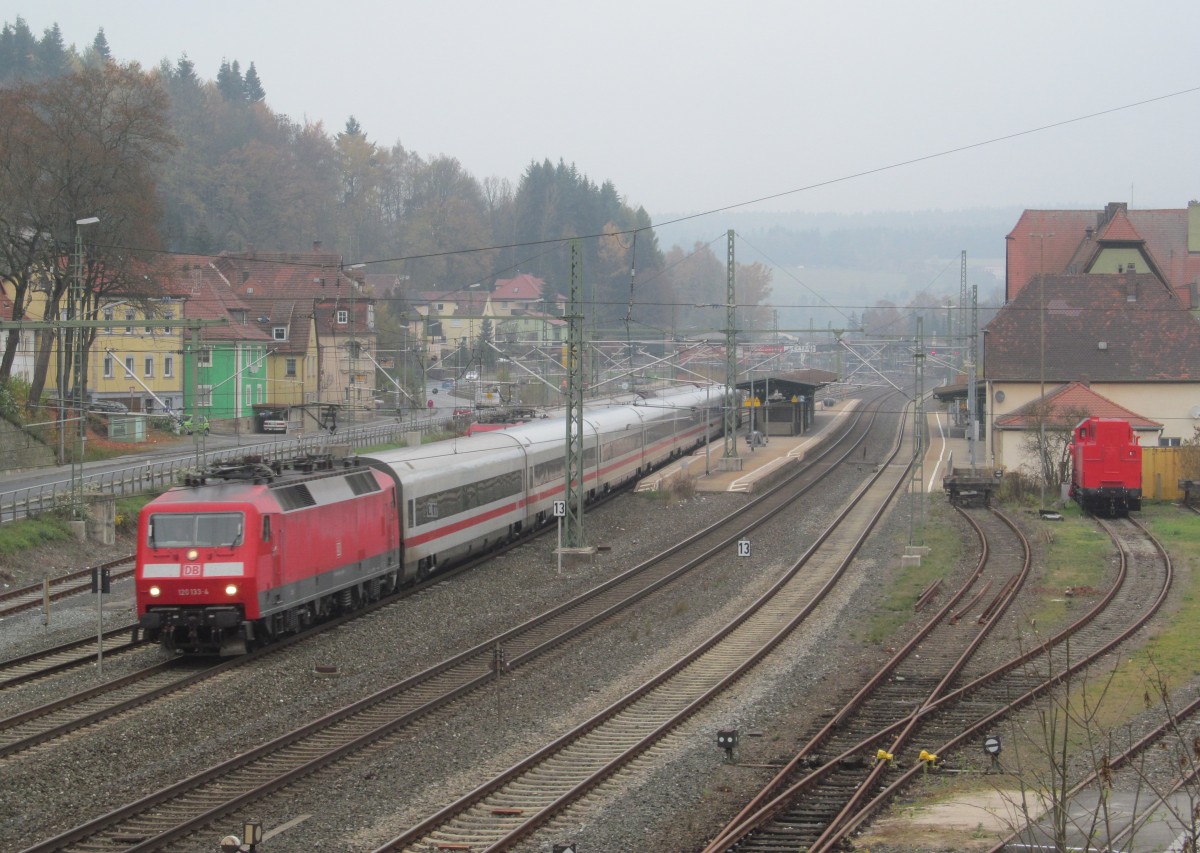 120 133-4 zieht am 01. November 2013 den ICE 1005 durch Kronach in Richtung Nrnberg.