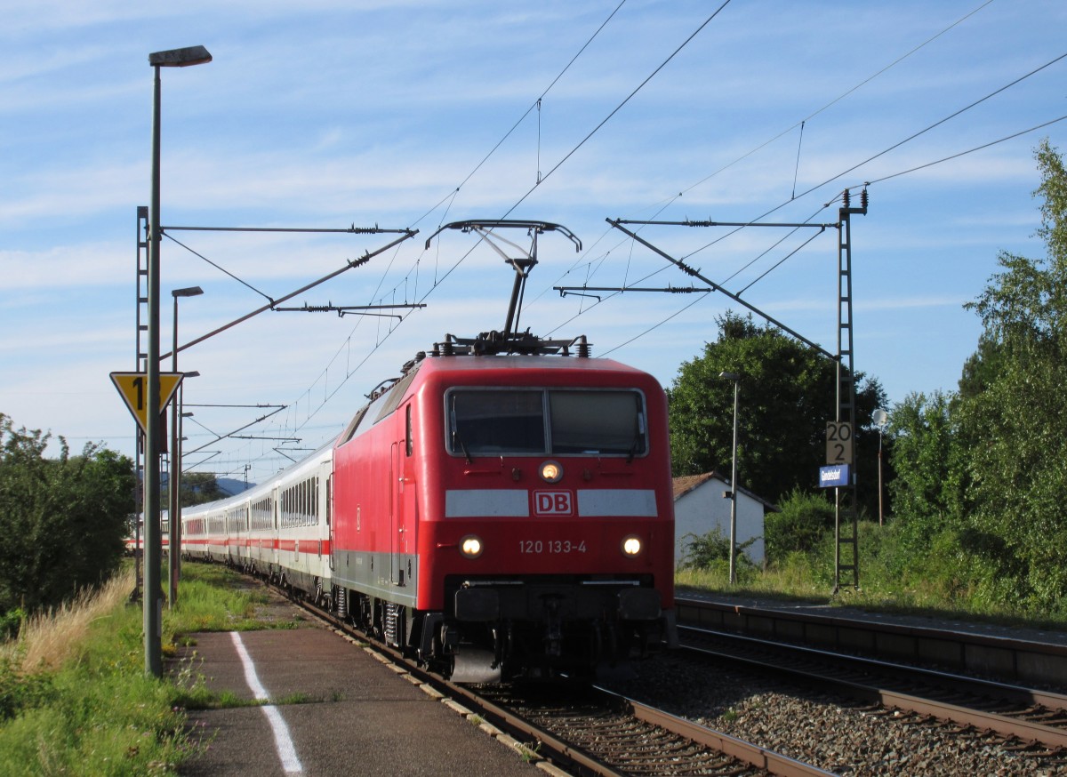 120 133-4 zieht am 26.Juli 2015 den IC 2301 nach M�nchen durch Gundelsdorf in Richtung Lichtenfels.