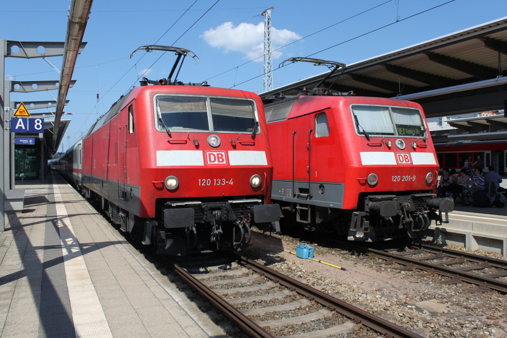 120 133-4+101 019-8(hinten)mit IC 2417 von Rostock Hbf nach Köln Hbf bei der Ausfahrt im Rostocker Hbf.08.05.2016 neben an hatte 120 201-9 Pause bevor es zurück gen Hamburg gehen sollte.