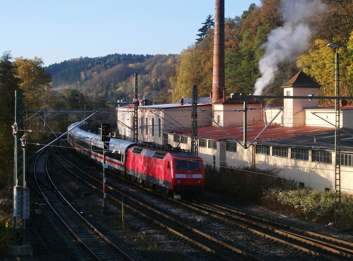 120 133 schiebt am 31.Oktober 2013 den ICE 1003 nach Mnchen durch Kronach Richtung Lichtenfels.