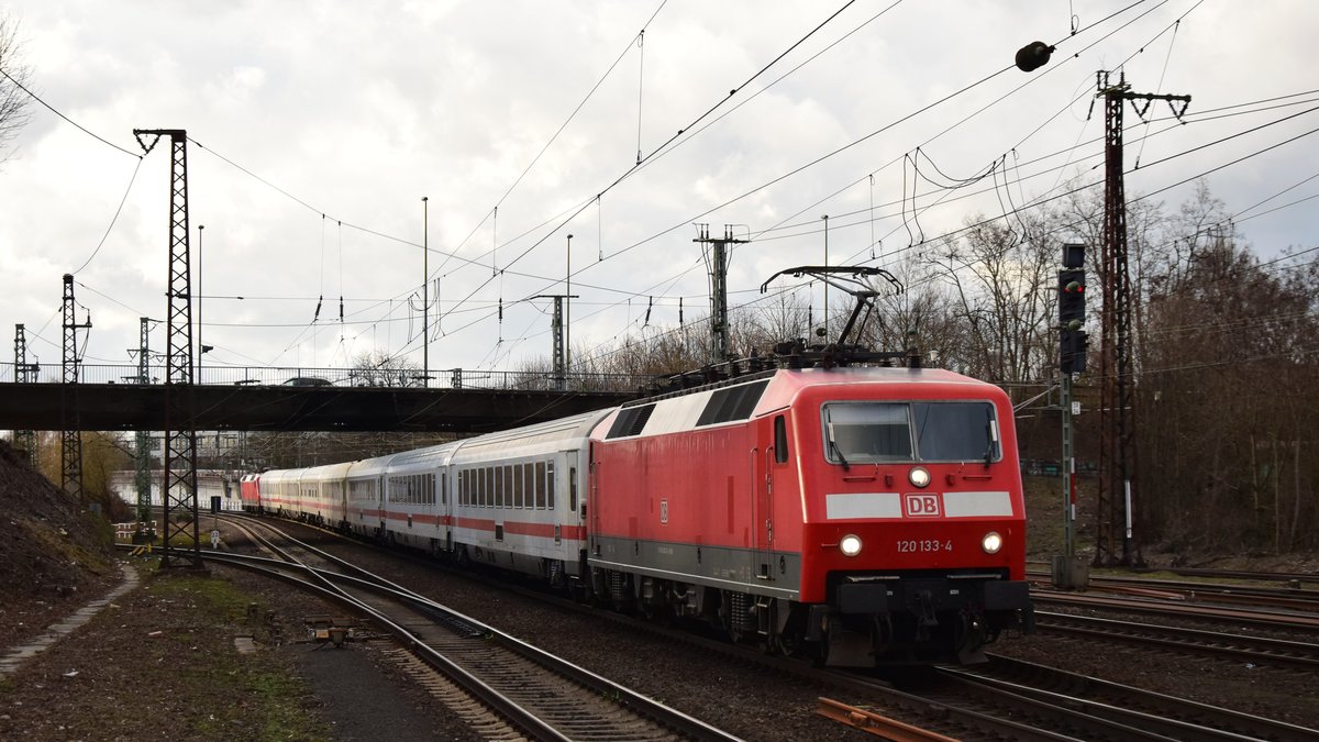 120 133 zieht einen Ersatzzug durch Hanau Hbf gen Fulda. Aufgenommen am 9.3.2019 17:19