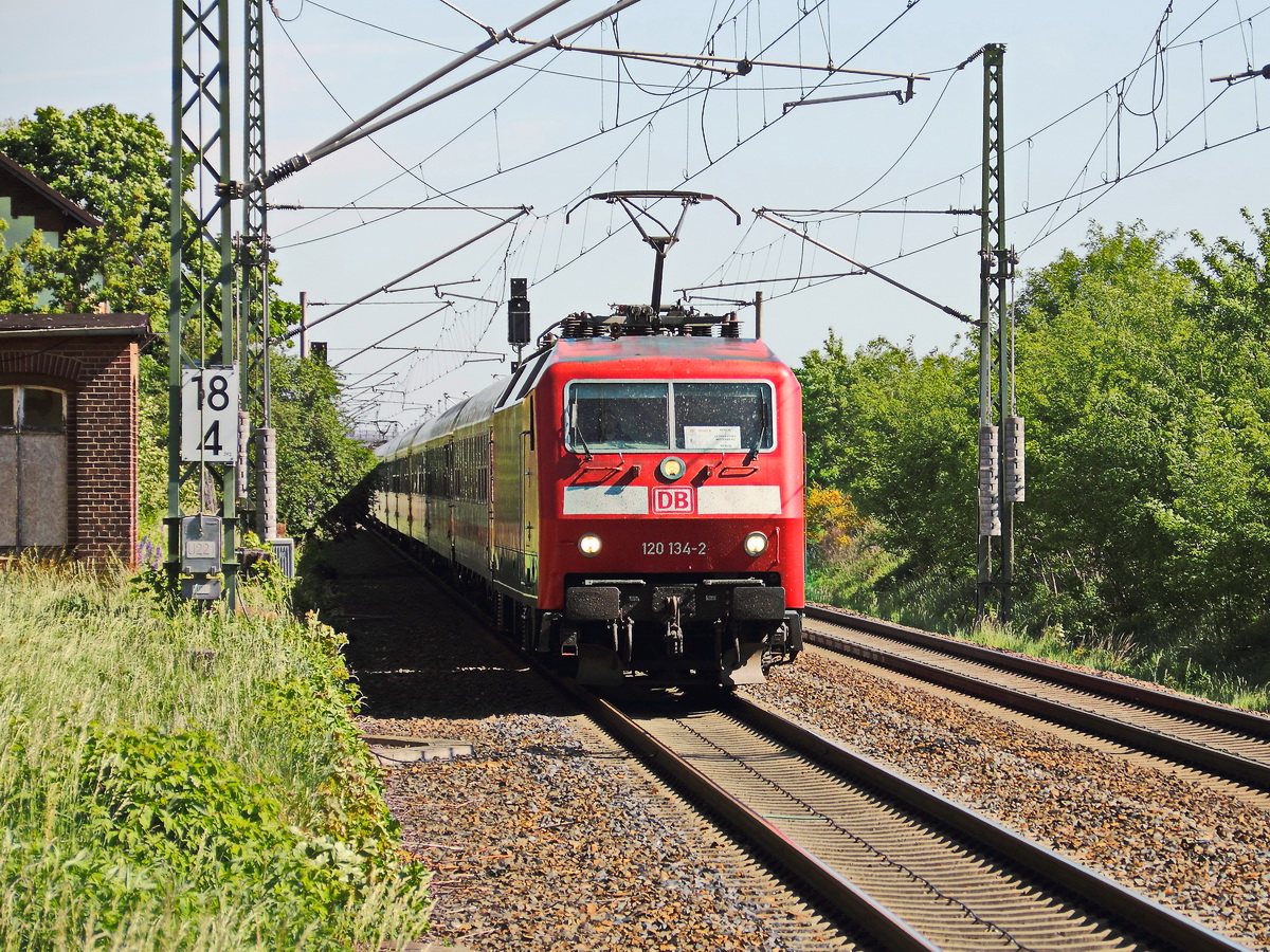 120 134-2 mit 10 IC Wagen und Schublok 120 145-8  in einem weiteren Umlauf als  Sonderzug zum Kirchentag 2017 von Berlin nach Lutherstadt Wittenberg am 28. Mai 2017 in Großbeeren.			
