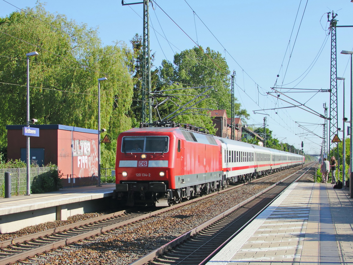 120 134-2 mit  IC Wagen und als Schublok 120 145-8  als  Sonderzug zum Kirchentag 2017 von Berlin nach Lutherstadt Wittenberg am 28. Mai 2017 in Großbeeren.
