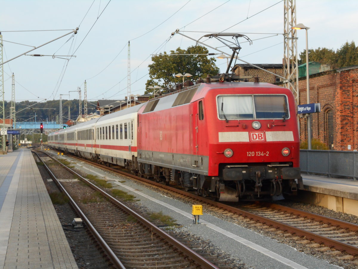 120 134 mit dem IC 2424 Berlin Südkreuz-Binz,am 19.August 2018,in Bergen/Rügen.