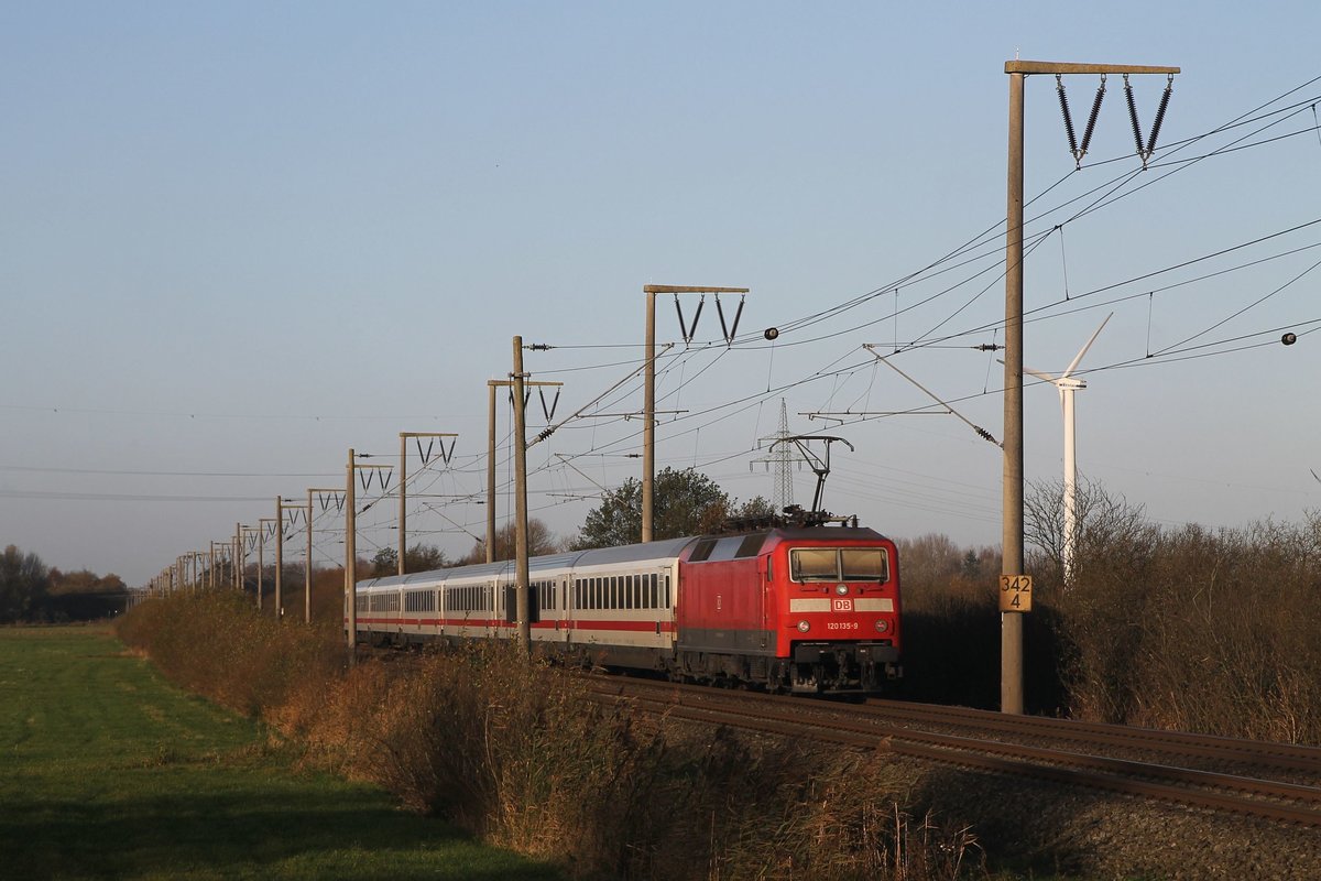 120 135-9 (Baujahr: 1988) mit IC 2436 Magdeburg Hauptbahnhof-Emden Hauptbahnhof bei Petkum am 12-11-2015.