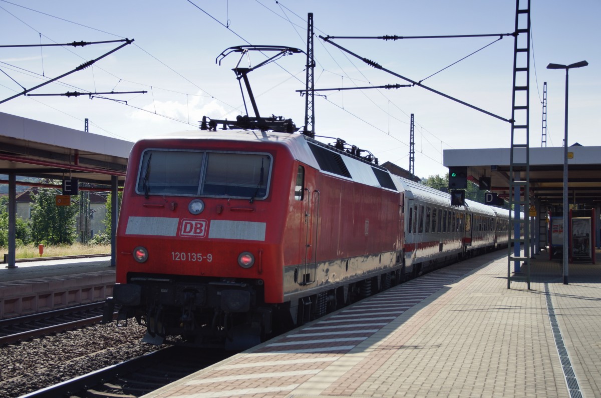 120 135-9 steht mit dem IC 2157 in Richtung Leipzig im Bhf. von Eisenach.