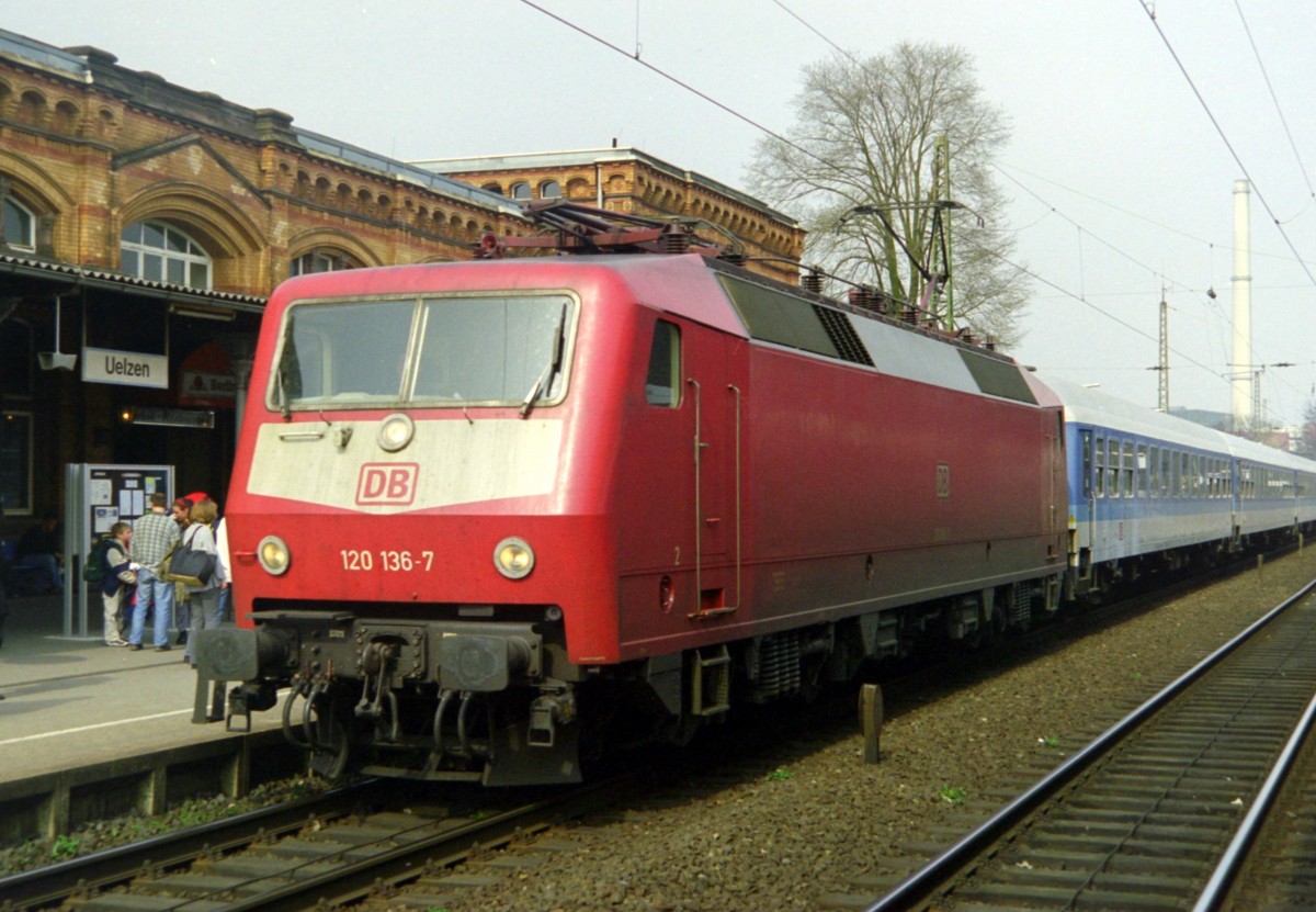 120 136 mit IR 2183 (Fredericia–Hannover) am 31.03.1999 in Uelzen