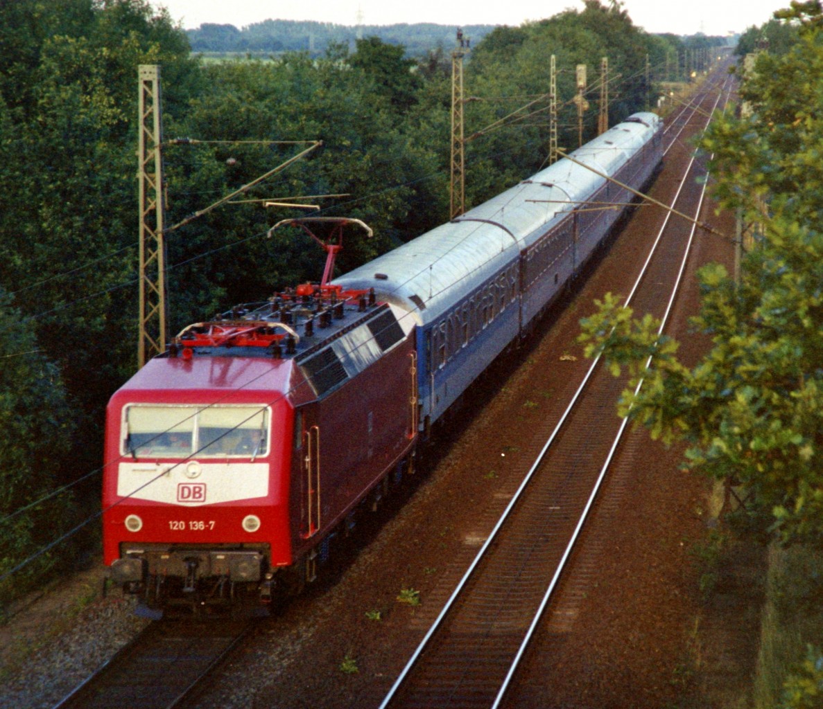 120 136 mit IR 2982  Alpenland  (Oberstdorf–Hamburg) am 22.07.1996 in Ashausen