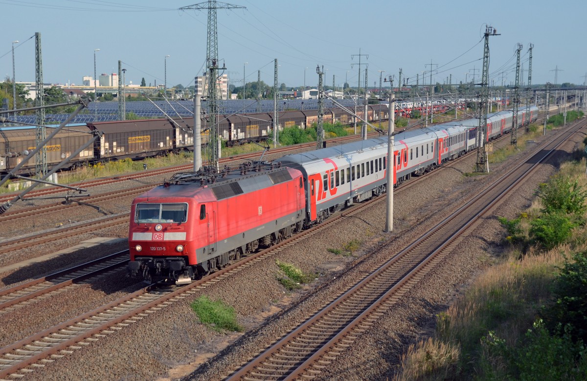 120 137 fuhr mit dem in Berlin bernommenen EN 452 Moskau-Paris am 25.08.13 durch Bitterfeld Richtung Halle(S). 