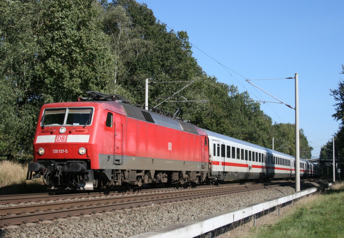 120 137 mit IC 2327  Lbecker Bucht  (Fehmarn-Burg–Kln–Passau Hbf) am 03.10.2013 zwischen Klecken und Buchholz (Nordheide)
