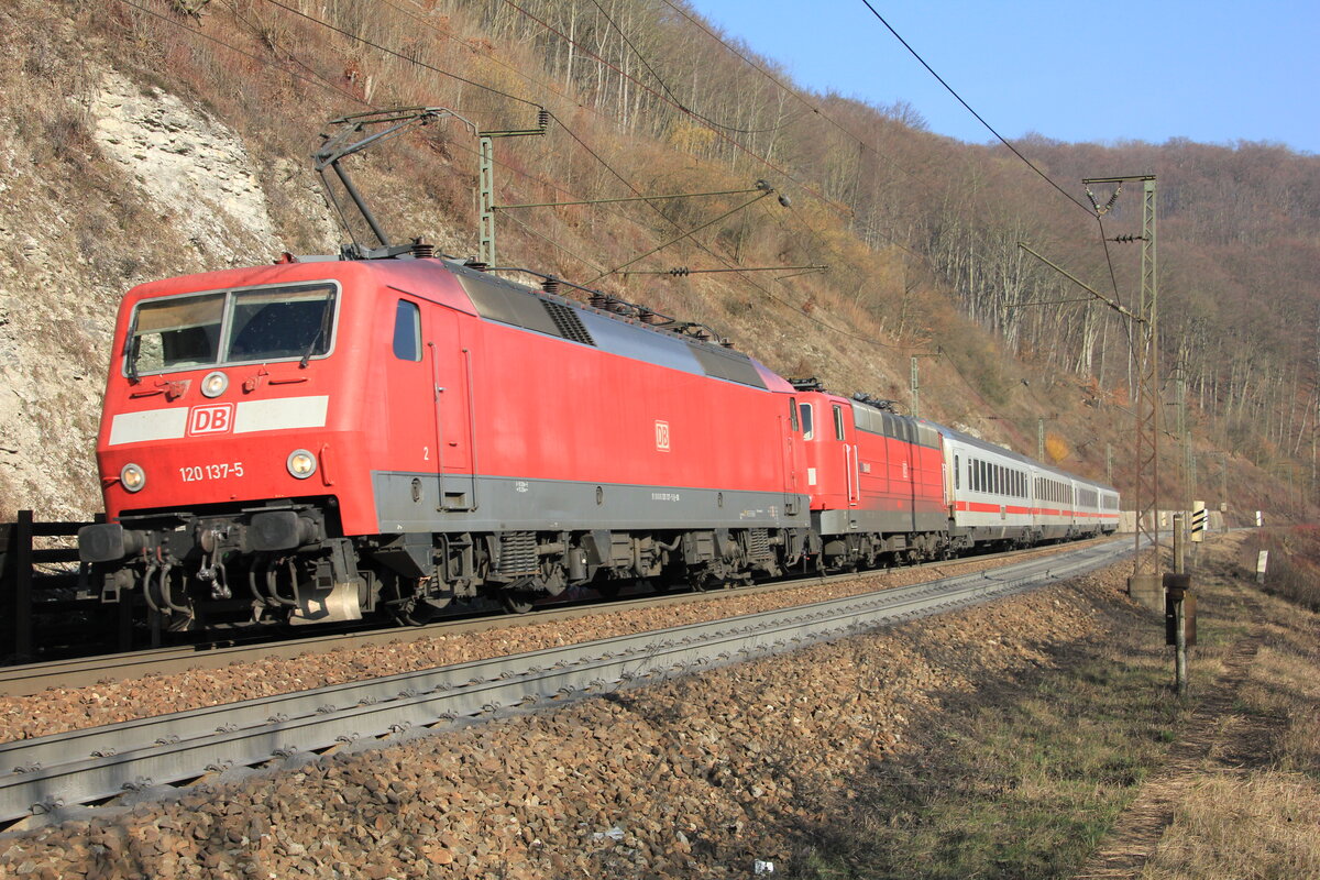 120 137 mit Pbz in Richtung Stuttgart am 07.03.2014 die Geislinger Steige abwärts fahrend. 