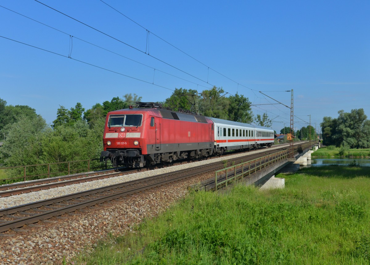 120 137 mit zwei IC-Wagen für den IC Rottalerland am 31.05.2014 auf der Isarbrücke bei Plattling.