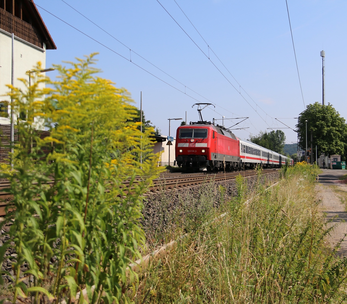 120 138-3 und 120 143 sandwichten am 26.07.2014 einen IC in Richtung Süden. Aufgenommen in Ludwigsau-Friedlos. 