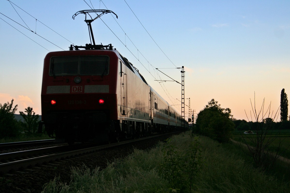 120 138-3 und 120 145-8 waren am 13.05.15 mit einem IC von Berlin S�dkreuz nach Freiburg (Breisgau) Hbf unterwegs. Hier konnte der Leerzug auf dem Weg nach Basel Bad. Bf bei H�gelheim kurz vor M�llheim (Baden) im letzten Licht aufgenommen werden.