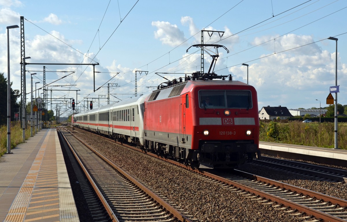 120 138 führte am 24.08.14 den IC 2249 nach Dresden durch Rodleben Richtung Leipzig, am Zugschluss schiebt 101 107. Auf Grund von Bauarbeiten auf der Strecke Halle-Magdeburg wurden alle Züge an diesem Wochenende über Dessau gefahren.
