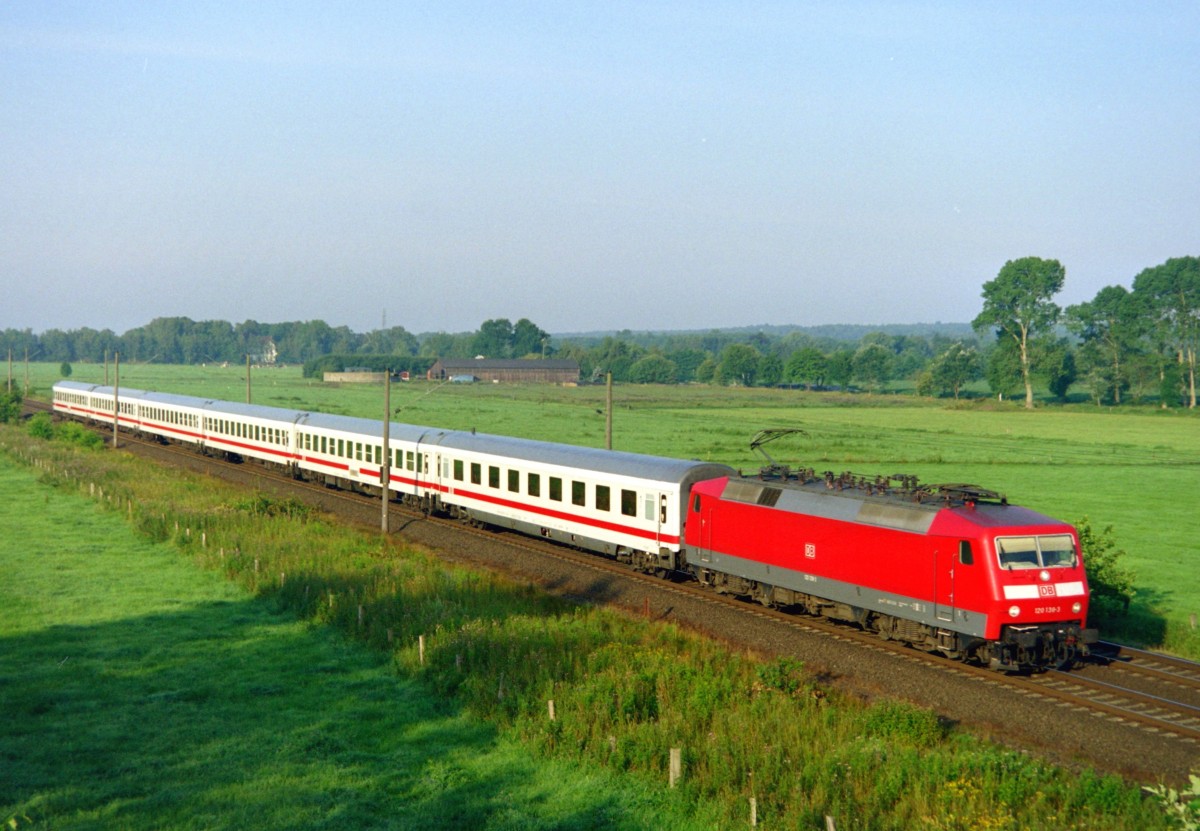 120 138 mit IC 2308 (Bremen–Hamburg) am 20.07.2004 zwischen Jesteburg und Maschen