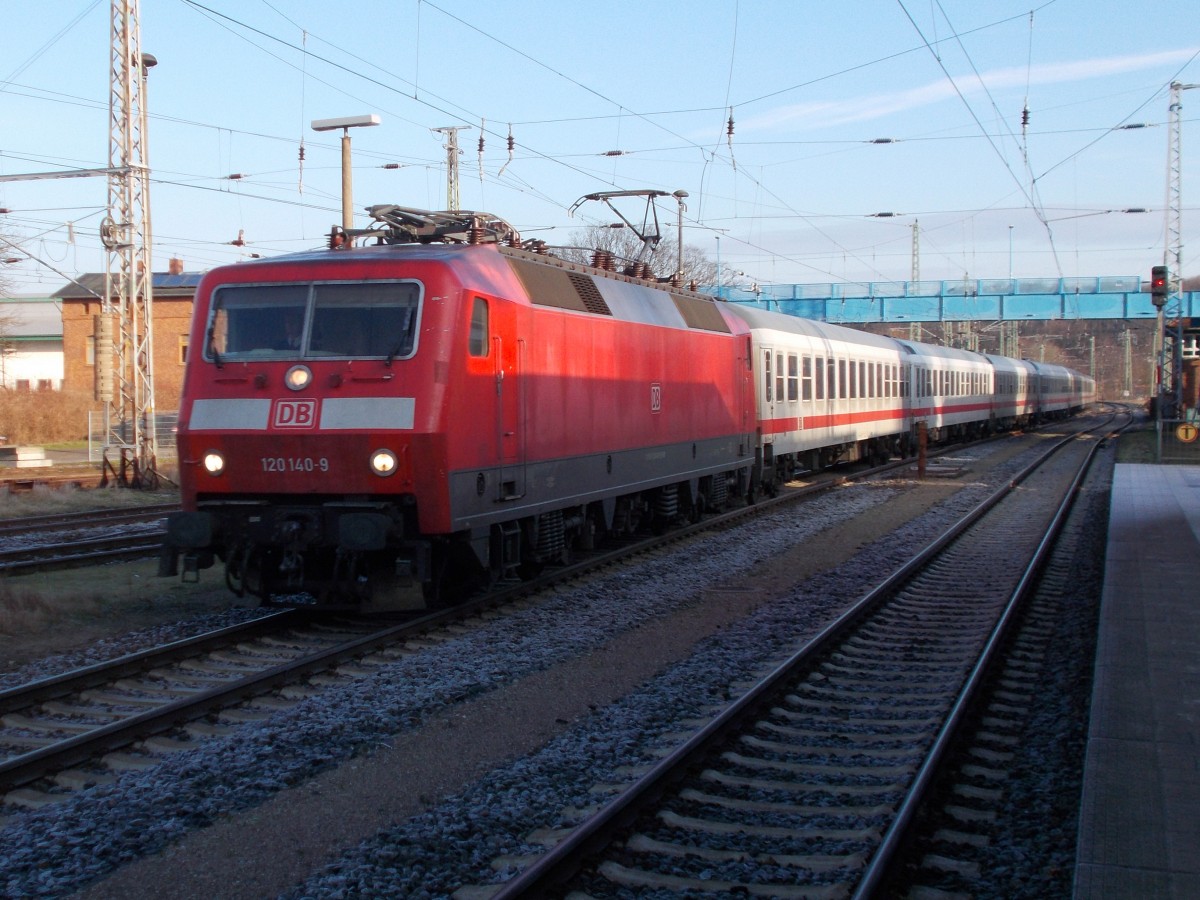 120 140 brachte den IC 2213 Binz-Stuttgart,am 18.Januar 2015,auch nach Bergen/Rügen.