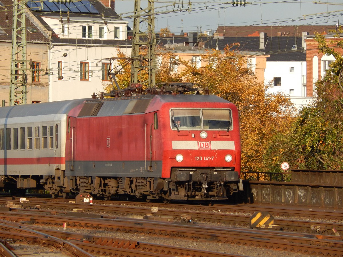 120 141-7 kommt mit einem IC in schönen Abendlicht in den Düsseldorfer HBF eingefahren.

Düsseldorf 02.11.2014