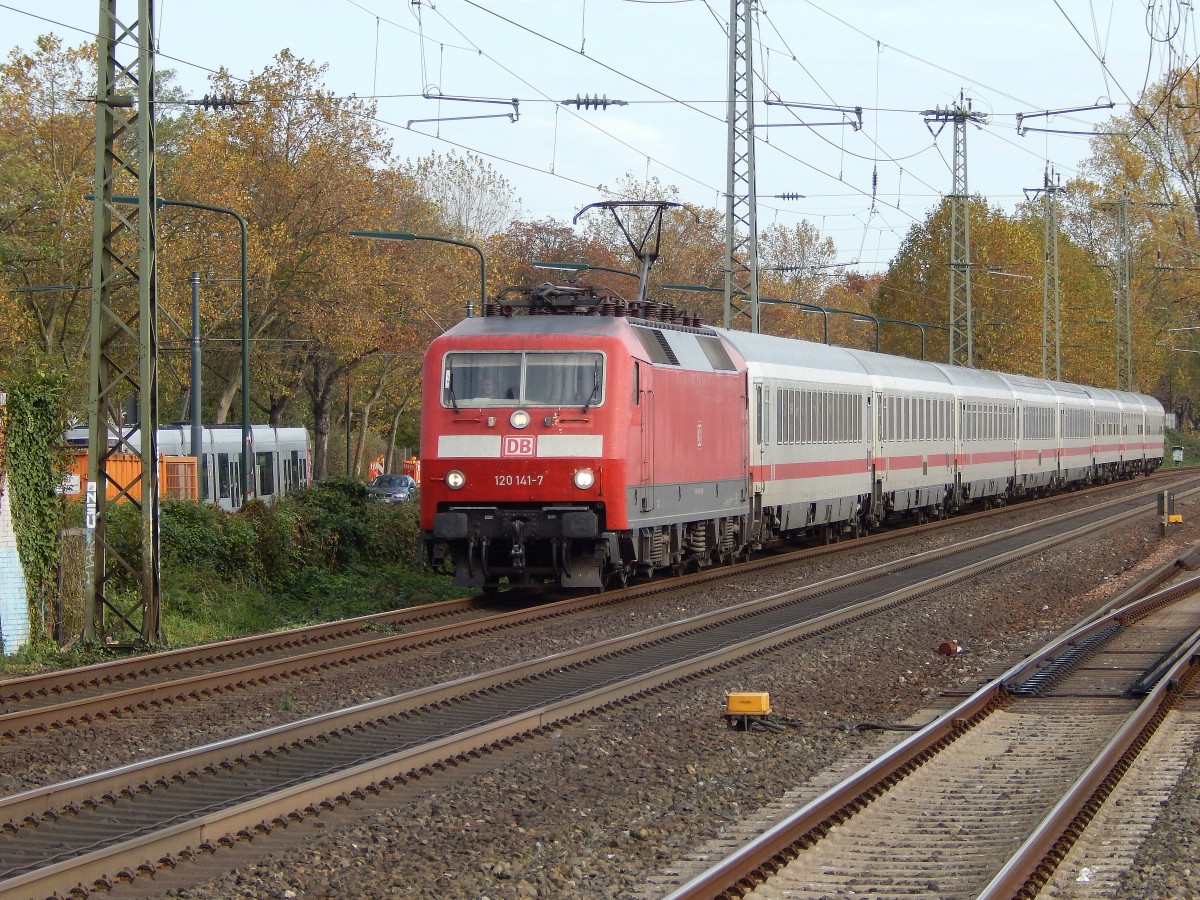 120 141-7 kommt mit ihren IC von Köln durch Oberbilk gefahren und erreicht gleich Düsseldorf HBF.

Düsseldorf 01.11.2014