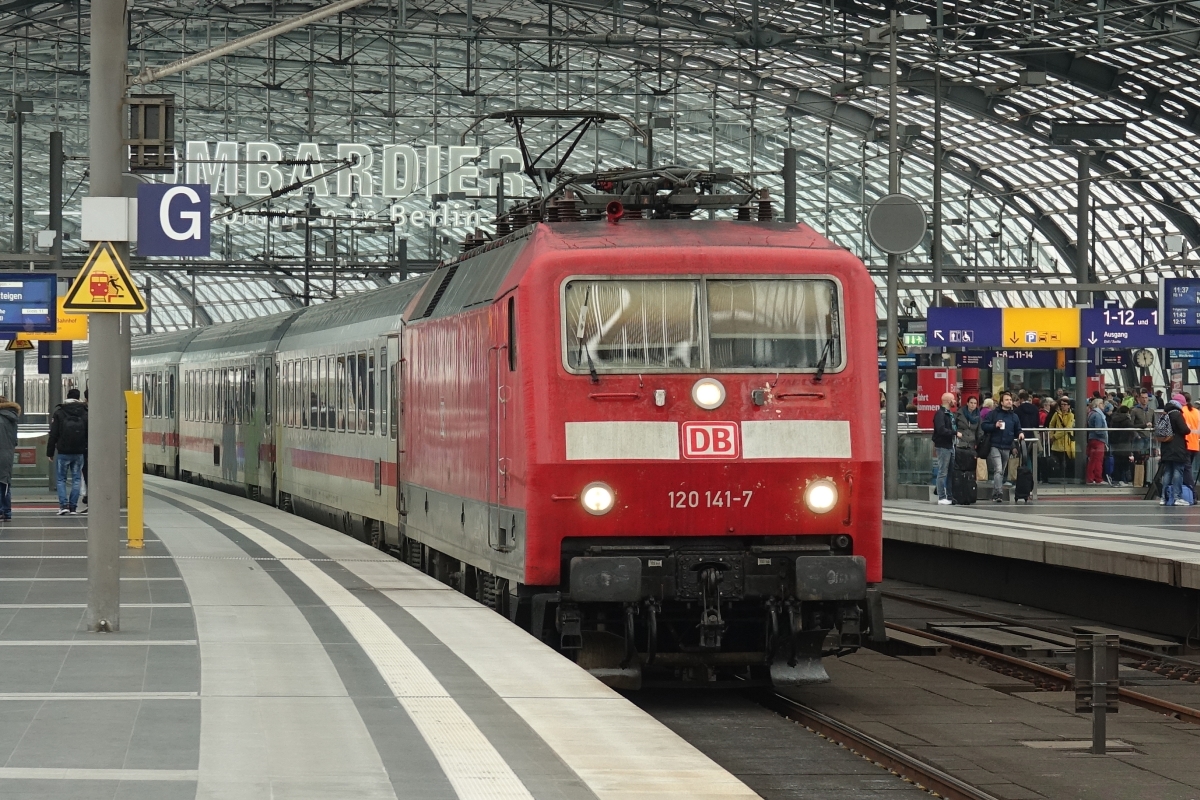 120 141-7 mit einem IC bei der Einfahrt in Berlin Hauptbahnhof am 15.04.2017