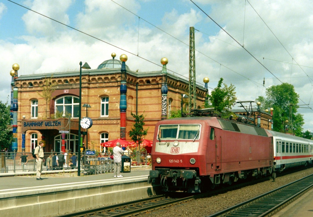 120 142 mit IC 2373 (Stralsund–Karlsruhe) am 16.08.2003 in Uelzen