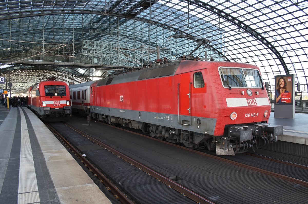 120 143-3 und 120 126-8 (Zugspitze) begegnen am 30.10.2016 mit dem IC2905 von Berlin Ostbahnhof nach Frankfurt(Main) Hauptbahnhof im Berliner Hauptbahnhof der 182 015, die mit dem RE1 (RE18117) von Magdeburg Hauptbahnhof nach Frankfurt(Oder) unterwegs ist.