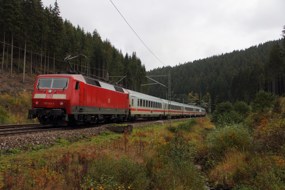 120 143-3 schiebt einen IC über die Frankenwaldrampe bei Förtschendorf am 09.10.2015.