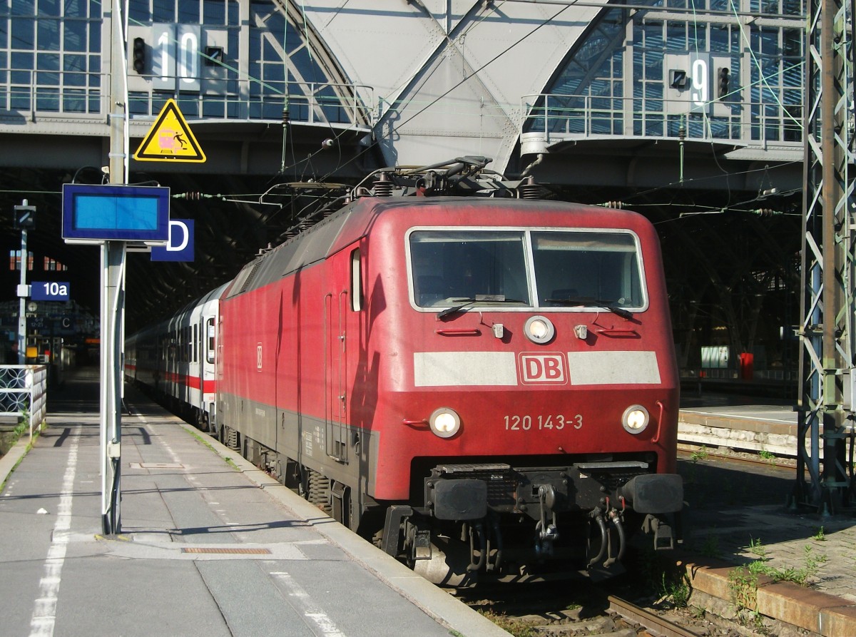 120 143-3 steht am 31.Mai 2014 mit einem IC im Leipziger Hbf.