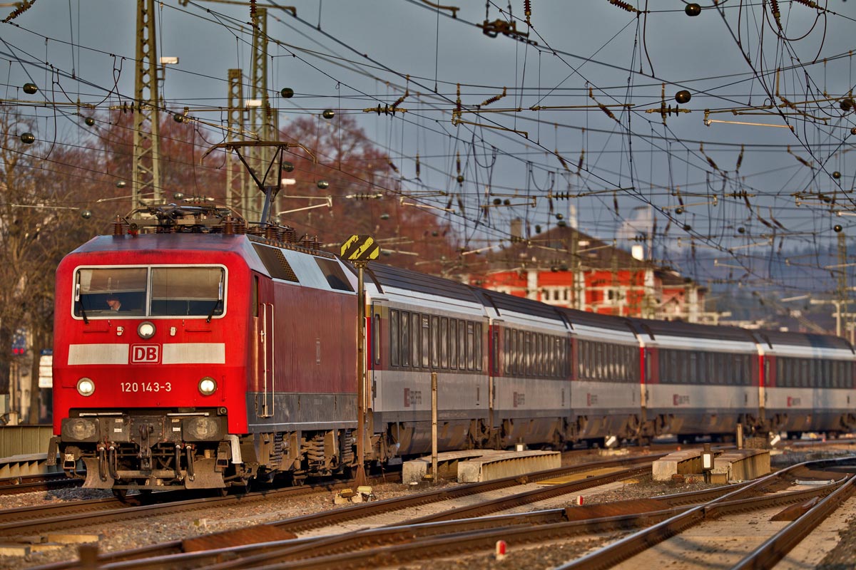 120 143-3 verlsst im letzten Tageslicht mit dem IC 184 von Zrich HB nach Stuttgart Hbf den Bahnhof Singen(Htw).Bild vom 5.12.2016