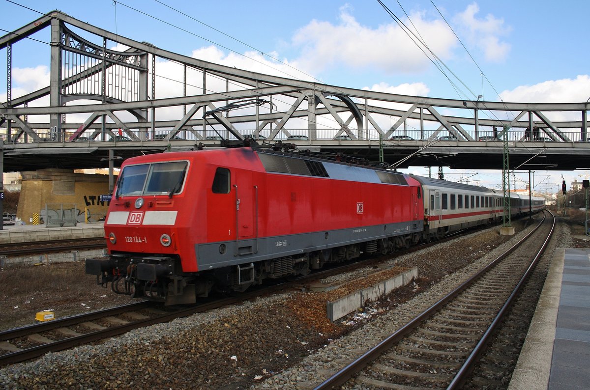 120 144-1 drückt am 11.3.2017 den IC2300 von München Hauptbahnhof nach Warnemünde aus den Bahnhof Berlin Gesundbrunnen.