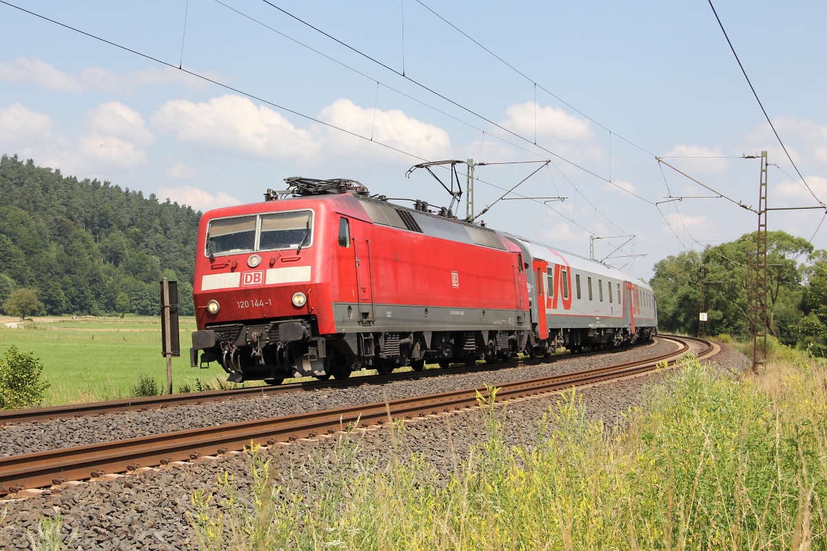 120 144-1 mit dem EN 452 (Moskau - Paris). Aufgenommen am 09.07.2013 bei Hermannspiegel.