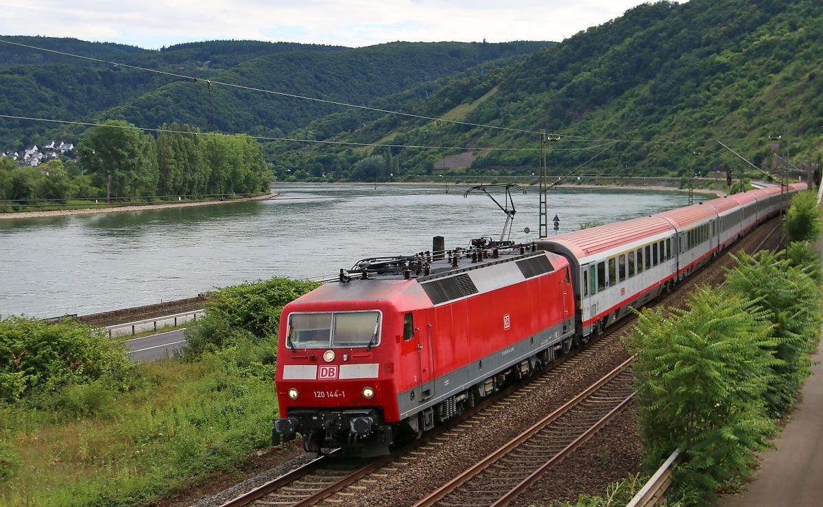 120 144-1 mit IC in Fahrtrichtung Koblenz. Aufgenommen am Bopparder Hamm am 15.07.2015.