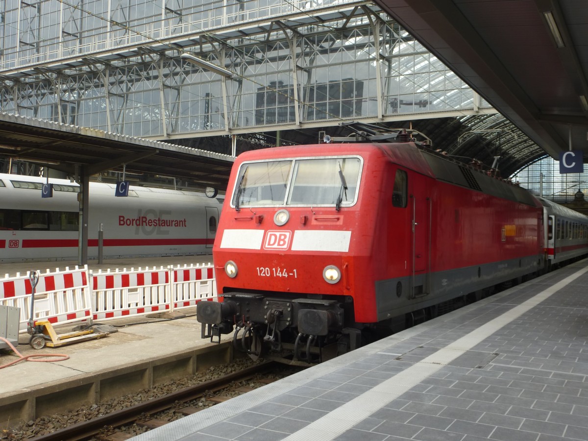 120 144-1 steht hier mit einem IC in Frankfurt(M.)Hbf, 23.08.13.