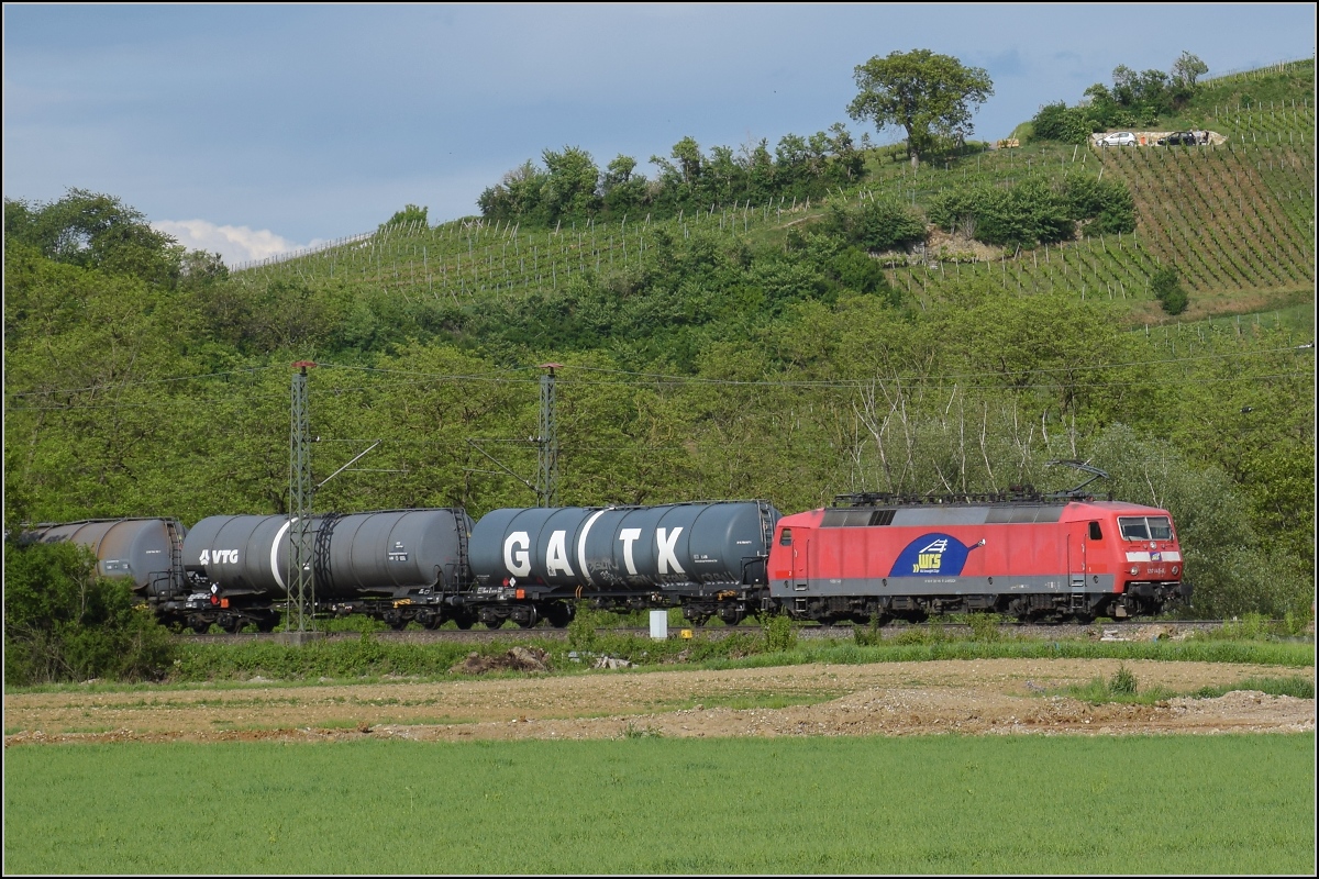 120 145-6 in Güterzugdiensten bei der WRS. Besser als der Bender ist dieses Schicksal allemal. Hier in Müllheim (Baden), geht es entlang bekannter Weinberge Richtung Basel. Mai 2020.