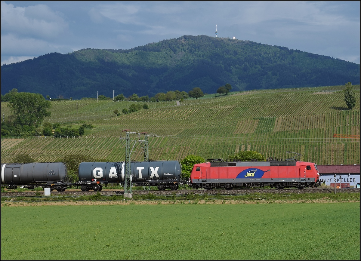 120 145-6 in Güterzugdiensten vor dem Blauen und dem Weinberg des Auggener Schäf. Auggen Mai 2020.
