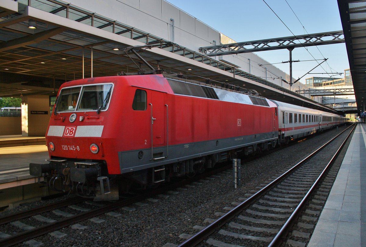 120 145-8 und 120 134-2 (Zugschluss) warten am 28.5.2017 mit dem E28726 nach Lutherstadt Wittenberg Hauptbahnhof in Berlin Südkreuz auf Abfahrt.