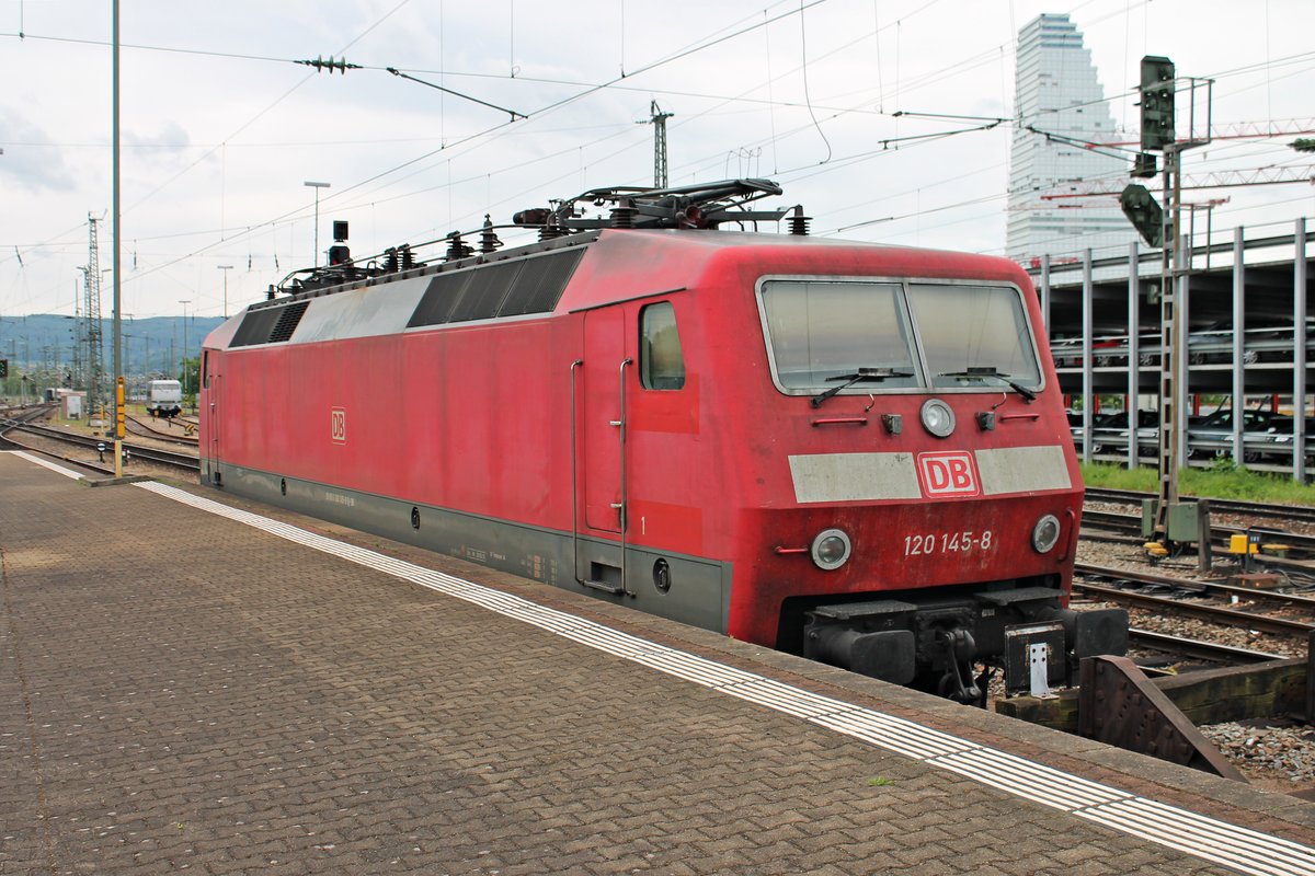 120 145-8 am 14.05.2015 abgestellt in Basel Bad Bf. Einen Tag zuvor brachte sie zusammen mit 120 138-3 den IC 1177 (Berlin Ostbahnhof - Basel Bad Bf) nach Basel und wird diesen am 15.05. als  IC 1174 wieder nach Berlin bringen.