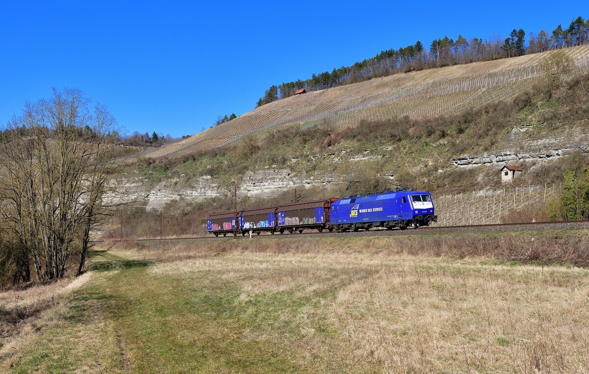 120 145 mit drei Schiebewandwagen am 08.03.2022 bei Himmelstadt.