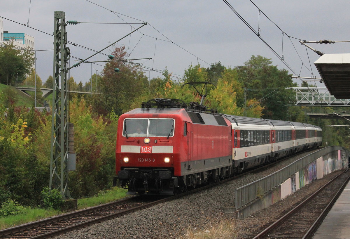 120 145 mit IC Stuttgart-Zürich am 22.09.2015 bei Stuttgart-Österfeld. 
