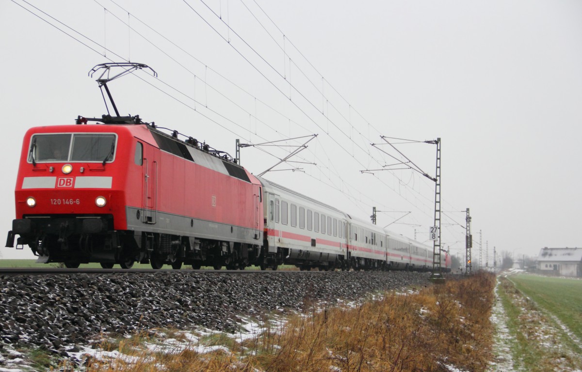 120 146-6 DB zieht den IC 2300 bei Reundorf am 07.01.2015.