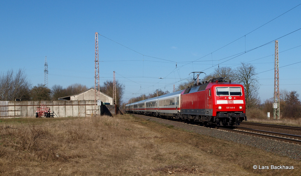 120 146-6 eilt am 8.03.15 mit einem Ersatzzug für einen ausgefallenen ICE durch Wahnebergen Richtung Hannover.