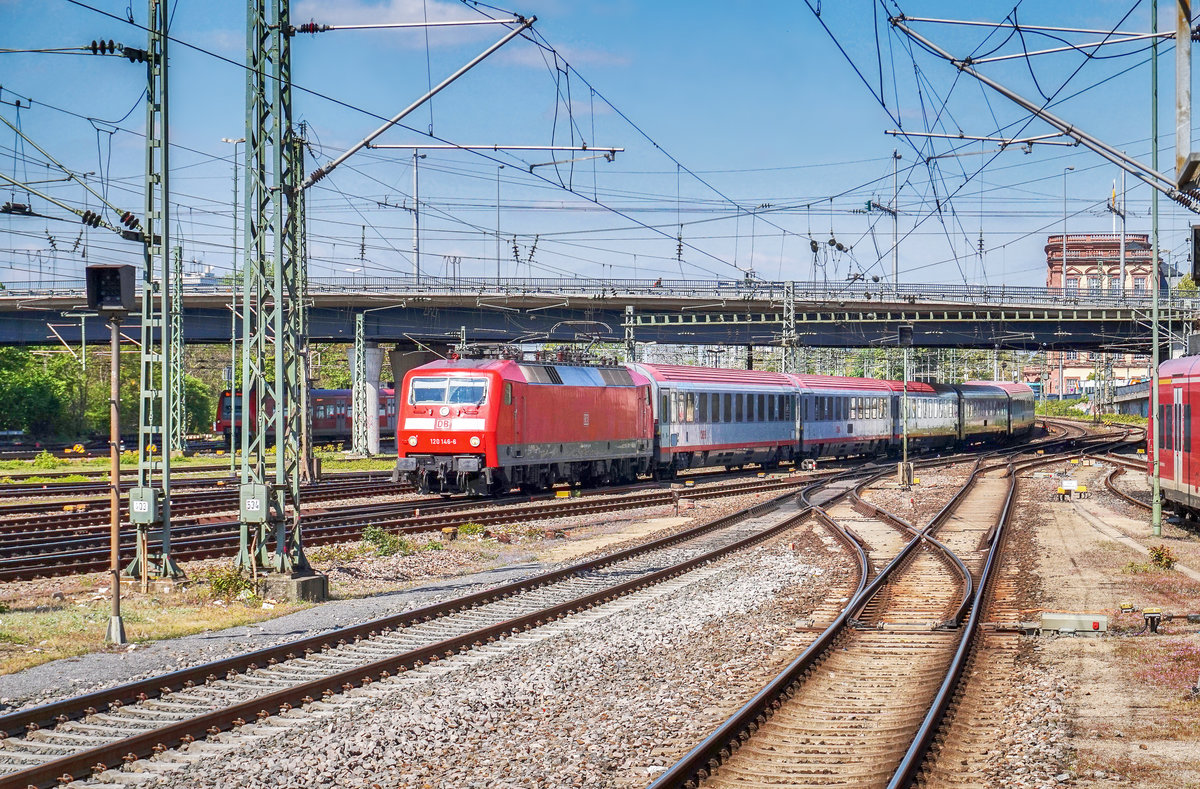120 146-6 fährt mit dem IC 119  Bodensee  (Münster (Westf) Hbf - Lindau - Innsbruck Hbf) in Mannheim Hbf ein.
Aufgenommen am 20.4.2017.