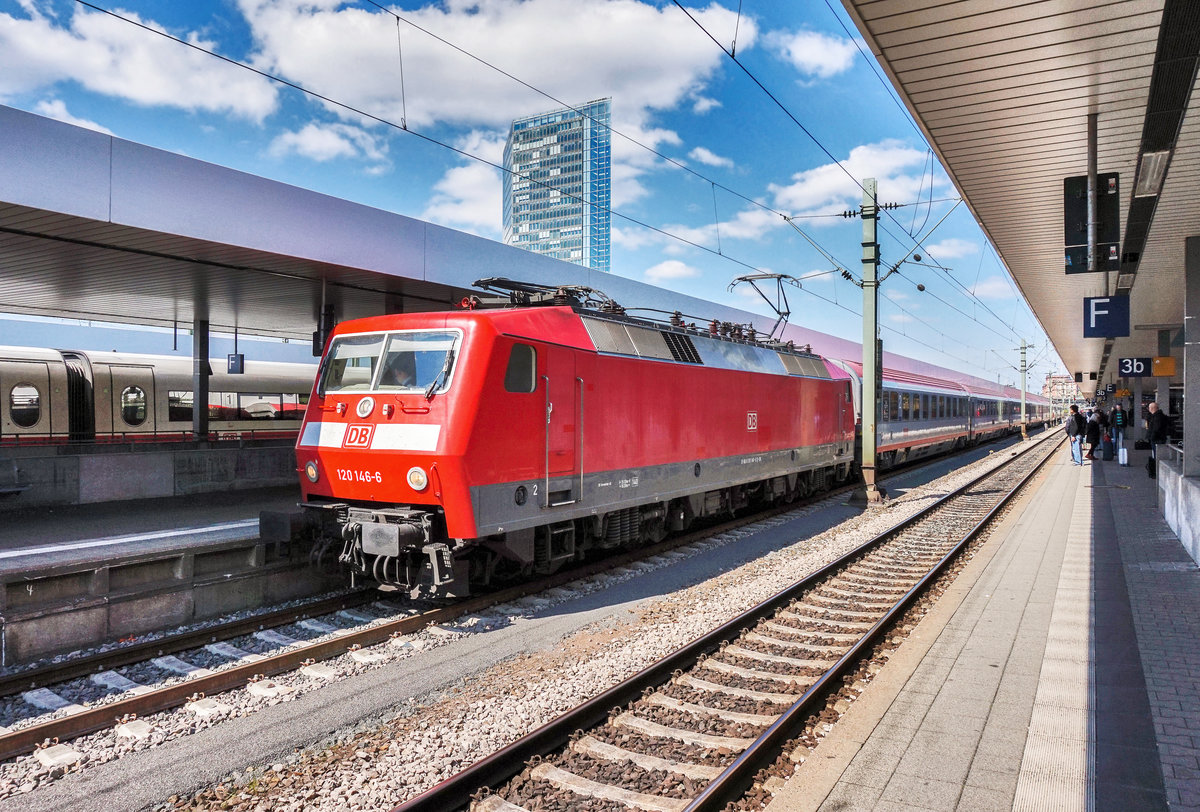 120 146-6 hält mit dem IC 119  Bodensee  (Münster (Westf) Hbf - Lindau - Innsbruck Hbf) in Mannheim Hbf.
Aufgenommen am 20.4.2017.