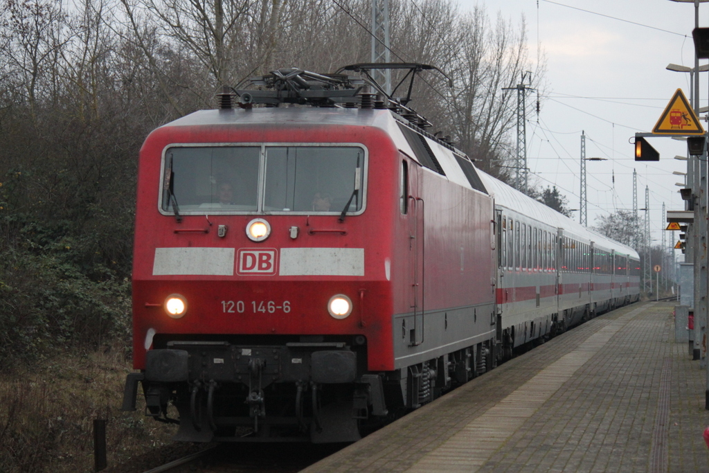 120 146-6 mit IC 2239 Warnemnde-Leipzig bei der Durchfahrt um 13:56 Uhr im Haltepunkt Rostock-Bramow.Noch bis Ende April soll der Zug laut Wagenstandsanzeiger mit 5xWagen fahren.01.01.2014