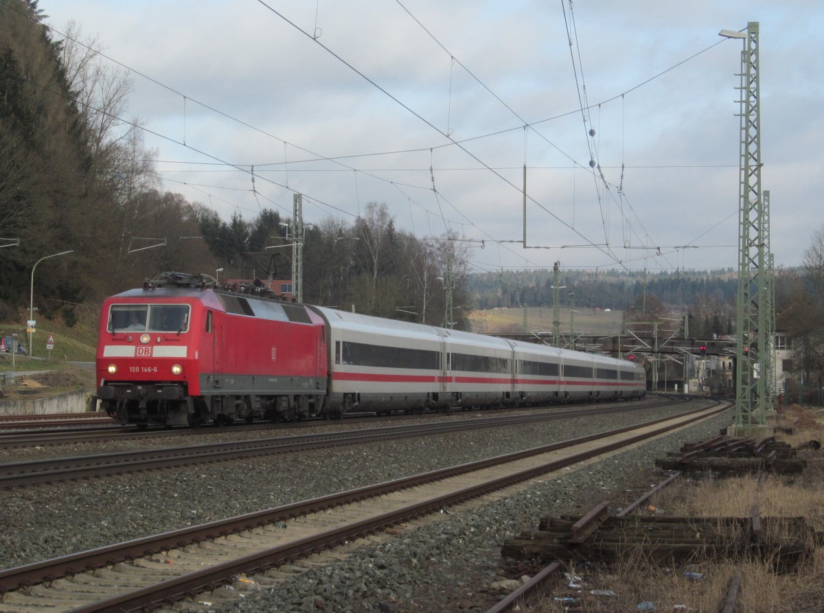 120 146-6 zieht am 17. Februar 2014 den ICE 1005 nach München Hbf durch Kronach.