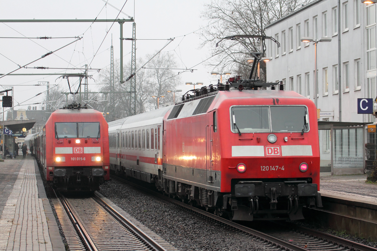 120 147-4 als Schublok hinter IC 2203 nach Bonn-Bad Godesberg und 101 015-6 mit IC 2200 nach Norddeich Mole in Recklinghausen Hbf. 18.12.2017